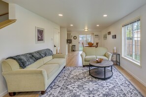 Living area - Dog-Friendly Townhome Near Stillaguamish River! (Arlington)