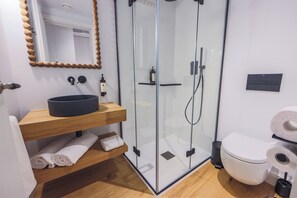 Habitación Deluxe doble, vistas al mar | Baño | Jabón, champú y papel higiénico