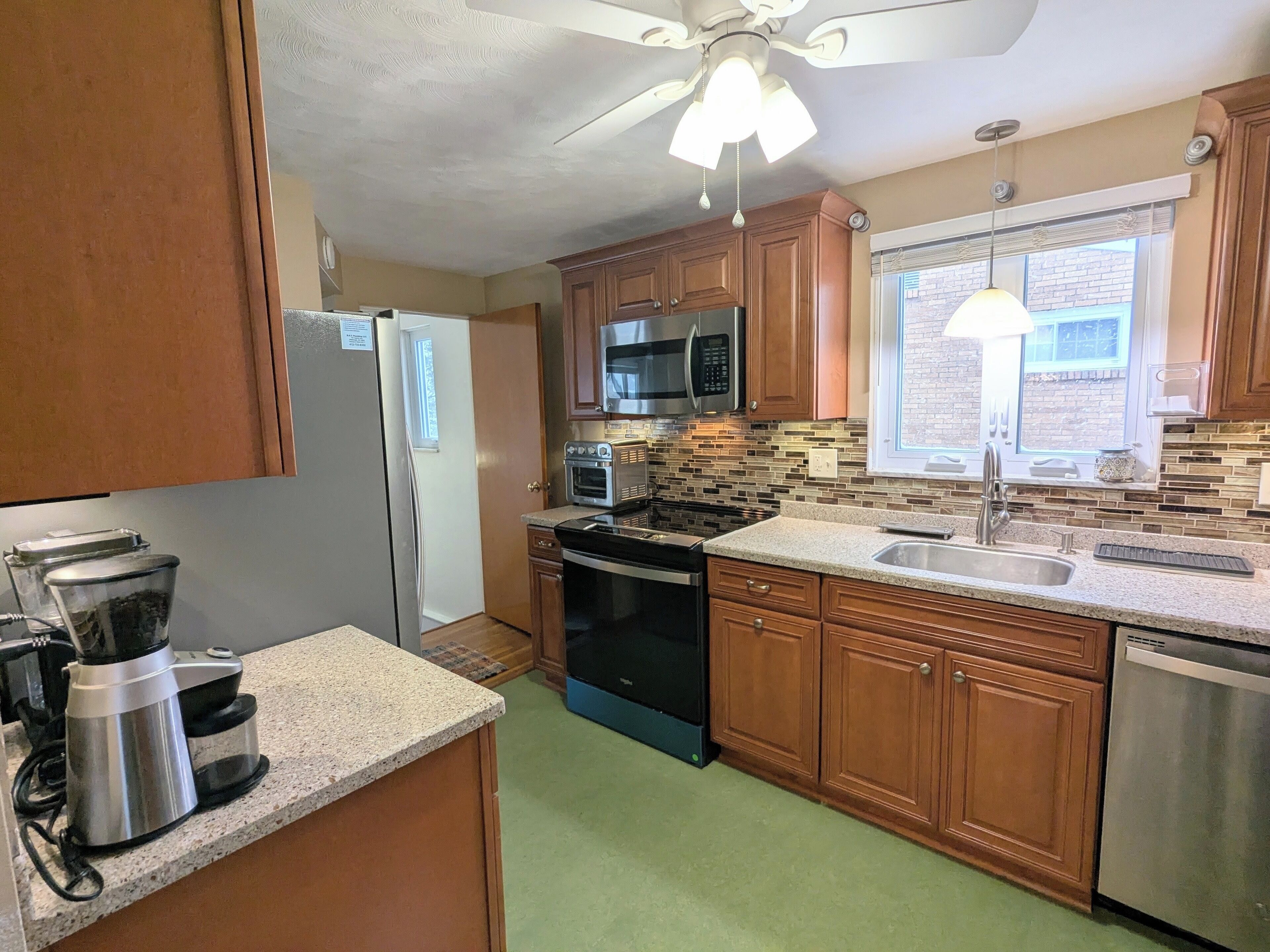 Mikrobølgeovn, ovn, kokeplater og oppvaskmaskin