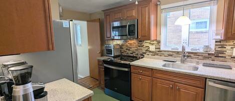 Mikrobølgeovn, ovn, kokeplater og oppvaskmaskin