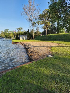 Property grounds - Cozy 3 Bedroom 2 1/2 bath Whole house with Beach privileges. Monthly rates (South Lyon)