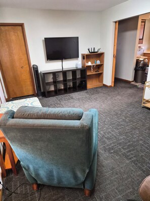 Interior - Cozy 3 Bedroom 2 1/2 bath Whole house with Beach privileges. Monthly rates (South Lyon)