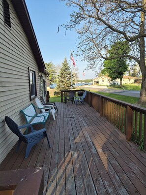 Terrace/patio - Cozy 3 Bedroom 2 1/2 bath Whole house with Beach privileges. Monthly rates (South Lyon)
