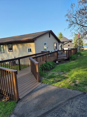 Terrace/patio - Cozy 3 Bedroom 2 1/2 bath Whole house with Beach privileges. Monthly rates (South Lyon)