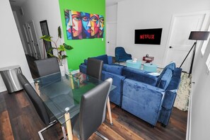 Dining - Large 4BR/3BA Unit Near Field Museum & McCormick Place (Chicago)