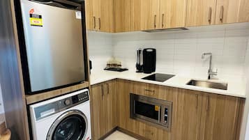 Fridge, microwave, stovetop, dishwasher