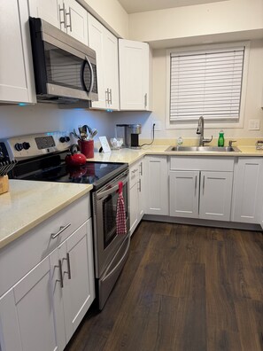 Fridge, microwave, oven, stovetop - 2Br/1Bth/Office/EV charger near Royal Oak/Berkley/Bgham - Monthly (Clawson)