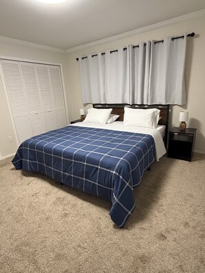 2 bedrooms, desk, iron/ironing board, free WiFi - 2Br/1Bth/Office/EV charger near Royal Oak/Berkley/Bgham - Monthly (Clawson)