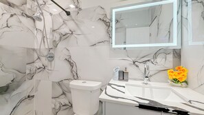 Shower, hair dryer, towels, soap - Stylish & Centrally Located Miami Stay / Free Parking & Fast WiFi (Miami)