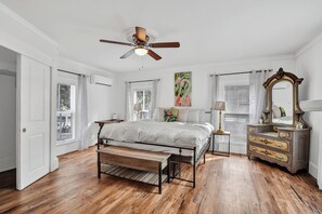 3 bedrooms, free WiFi, bed sheets - Walk to Downtown • Near Beaches • Cozy Historic Retreat (St. Augustine)