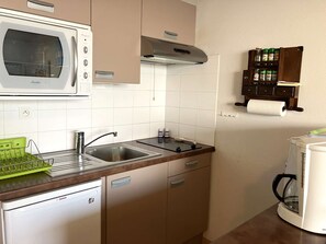 Kühlschrank, Ofen, Toaster, Kochgeschirr/Geschirr/Besteck