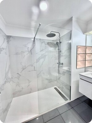 Hair dryer, towels, soap - Lido beach (Funchal)