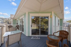 Terrace/patio - Coastal Golf Course Condo – Shared outdoor pool and fitness center (Calabash)