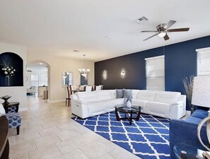 Téléviseur connecté, jeux vidéo, lecteur de DVD, table de baby-foot