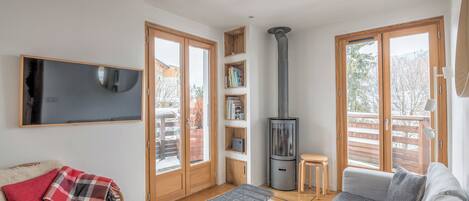 テレビ、暖炉、書庫