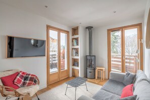 TV, fireplace, books - Appartement Rochebrune - Welkeys (Megève)