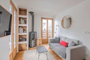 TV, fireplace, books - Appartement Rochebrune - Welkeys (Megève)