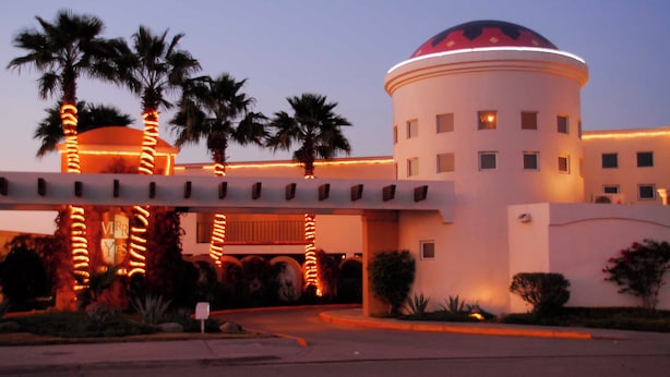 A hotel with a dome and a covered entrance. - Motel Virreyes  (Mexicali)
