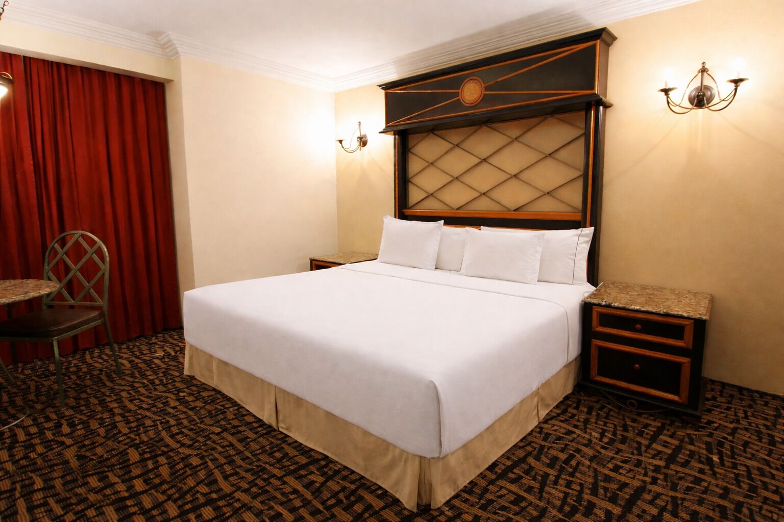 Habitación Deluxe | Cortinas blackout, insonorización, wifi gratis y ropa de cama 