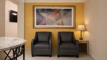 Rom – deluxe | Oppholdsområde | En 55-tommers smart-TV med kabel-kanaler