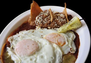 Desayuno a la carta todos los días (con cargo)