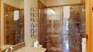 Dusche, Whirlpool, Haartrockner, Handtücher