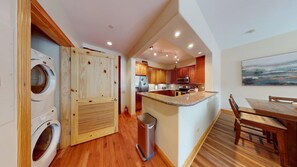 Jääkaappi, mikroaaltouuni, uuni, liesi