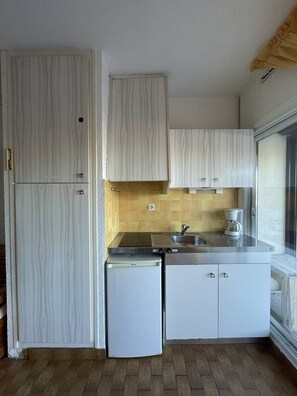 Fridge, microwave, cookware/dishes/utensils - Studio Héliopolis AB12 + Garage - 6 people (AGDE)