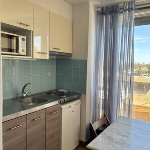 Fridge, microwave, cookware/dishes/utensils - Studio Héliopolis AB242 - 4 people (AGDE)