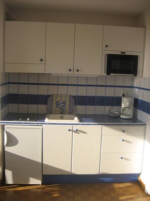 Fridge, microwave, cookware/dishes/utensils - Studio Héliopolis AB305 - 4 people (AGDE)