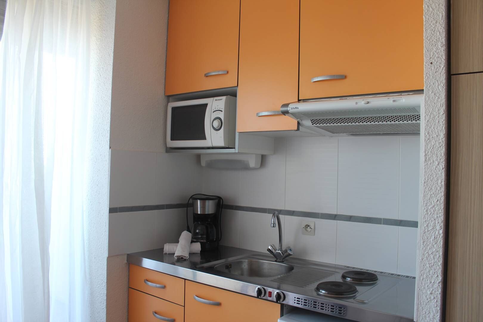 Réfrigérateur, micro-ondes, batterie de cuisine, vaisselle et ustensiles