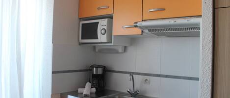 Réfrigérateur, micro-ondes, batterie de cuisine, vaisselle et ustensiles