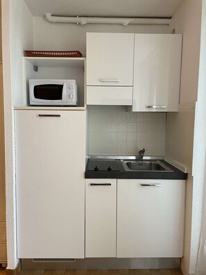 Fridge, microwave, cookware/dishes/utensils - Studio Héliopolis AB322 - 2 people (AGDE)