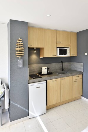 Fridge, microwave, dishwasher, cookware/dishes/utensils - GLOSSY - Studio Héliopolis AB325 - Luxury -2 people (AGDE)