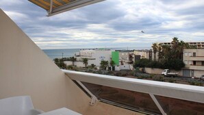 A balcony with a view of the sea and buildings. - GLOSSY - Studio Héliopolis AB325 - Luxury -2 people (AGDE)