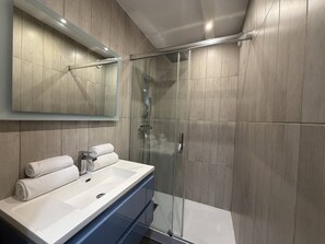 Hair dryer - MAKENA - Studio Héliopolis AB330 - Luxury -2 people (AGDE)
