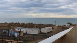 A beachside mobile home area with several units, a sandy beach, and the ocean in the background. - Studio Héliopolis AB342 - 2 people (AGDE)