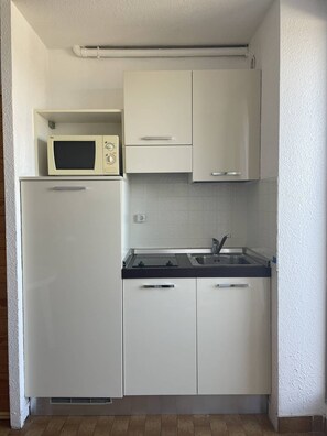 Kühlschrank, Mikrowelle, Kochgeschirr/Geschirr/Besteck