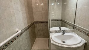 A bathroom with a shower, a sink, and a mirror. - Studio Héliopolis AB342 - 2 people (AGDE)