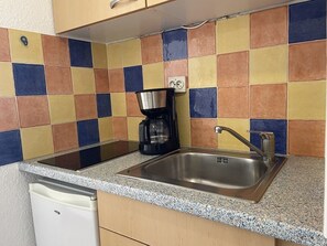 Fridge, microwave, cookware/dishes/utensils - Studio Héliopolis AB406 - 2 people (AGDE)