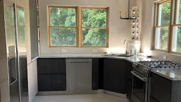 Micro-ondes, four, plaque de cuisson, lave-vaisselle