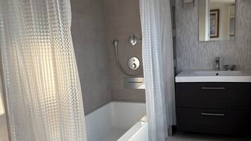 Douche, serviettes fournies, savon, shampoing