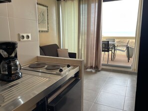 Fridge, microwave, cookware/dishes/utensils - Studio Héliopolis AB414 - 2 people (AGDE)