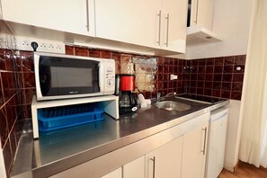 Fridge, microwave, cookware/dishes/utensils - Studio Héliopolis AB419 - 2 people (AGDE)