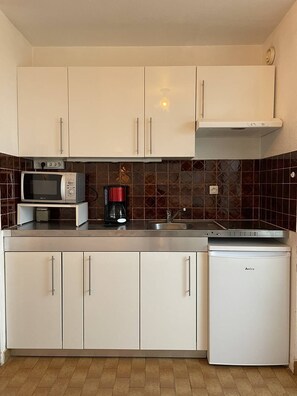 Fridge, microwave, cookware/dishes/utensils - Studio Héliopolis AB419 - 2 people (AGDE)