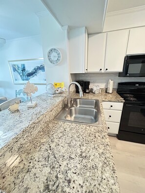 Fridge, microwave, oven, stovetop - Myrtle Beach Pelican's Watch Shore Drive Condo (Myrtle Beach)