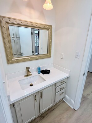 Sèche-cheveux, serviettes fournies, savon, papier toilette