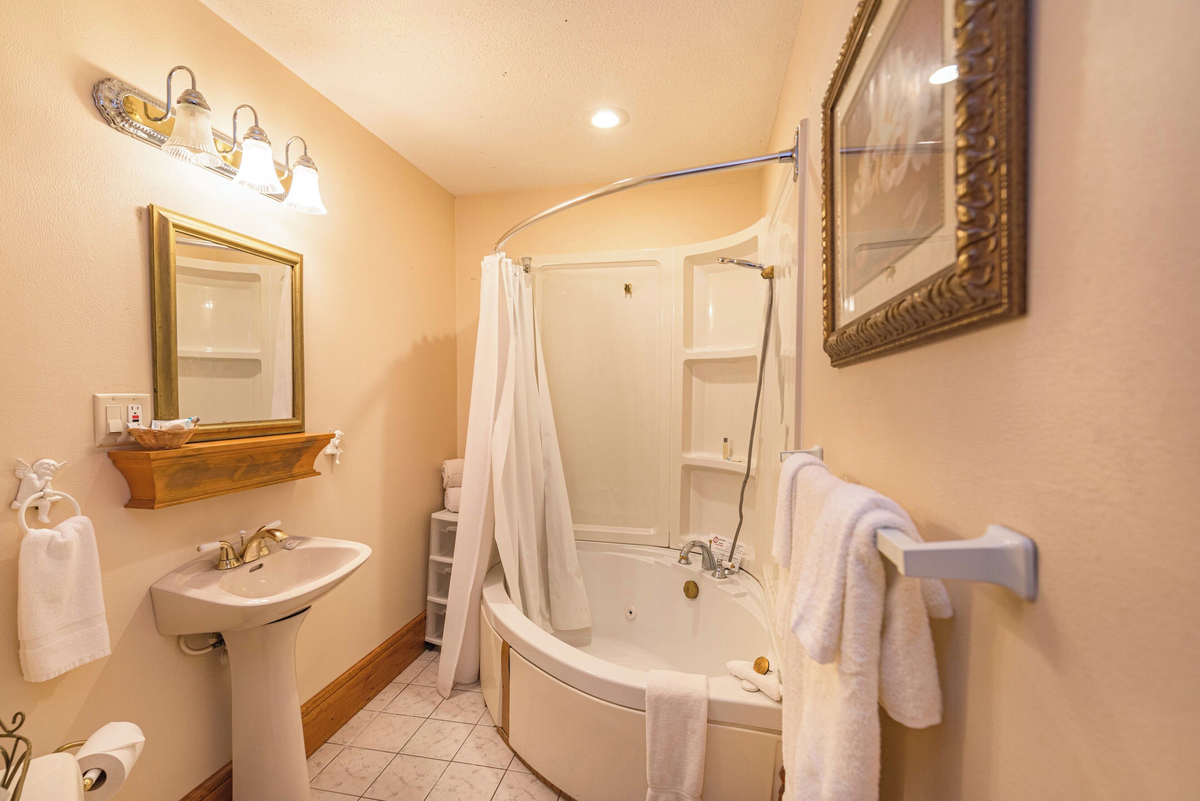 Dutxa, banyera d'hidromassatge, assecador de cabells i tovalloles 