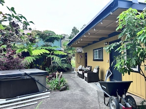 Terrace/patio - Nene Cottage on Pali'uli Estate by an active Volcano (Volcano)