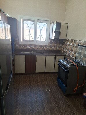 Frigorifero, forno, piano cottura, bollitore elettrico